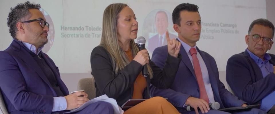 Foto de expertos en el conversatorio