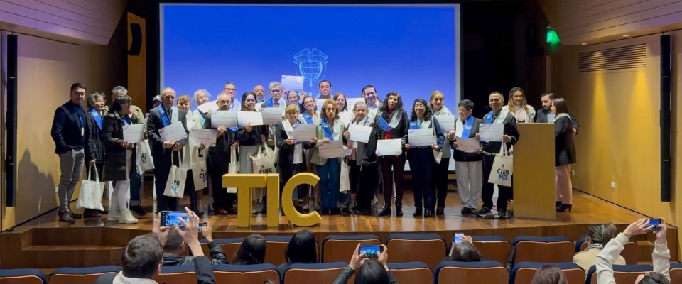 Foto de los adultos mayores beneficiarios de la certificación