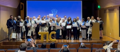 Foto de los adultos mayores beneficiarios de la certificación