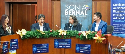 Foto de directivos del Ministerio TIC en el Congreso