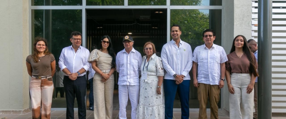 Foto de funcionarios del Ministerio de Tecnologías de la Información y las Comunicaciones y el presidnete Petro