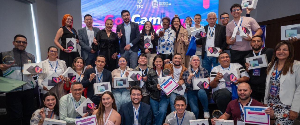 Foto de funcionarios públicos beneficiados