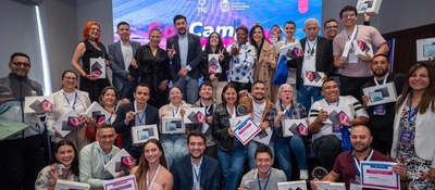 Foto de funcionarios públicos beneficiados