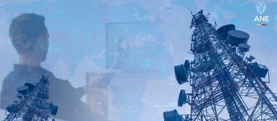 Foto de antena de comunicaciones mezclada con un televidente observando televisiónn