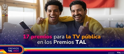 Foto de dos hombres viendo TV