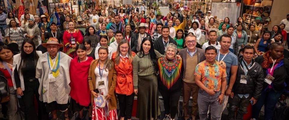 Foto de Ministra TIC y artesanos beneficiarios