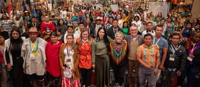 Foto de Ministra TIC y artesanos beneficiarios