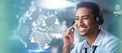 Imagen diseñada con foto de hombre presta servicio en atención al usuario