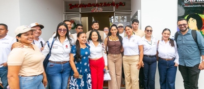 Foto de la Ministra TIC y beneficiarios de Mocoa