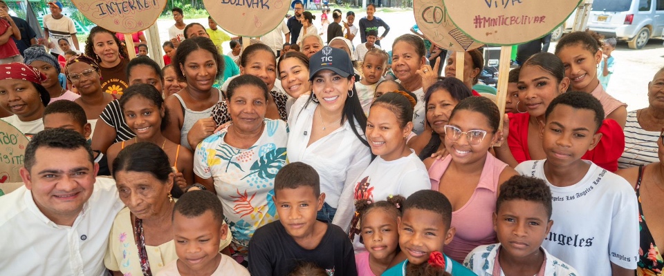 Foto comunidad beneficiada de los programas del Ministerio TIC