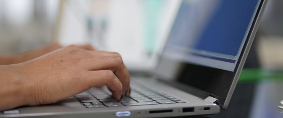 Foto de un computador portatil