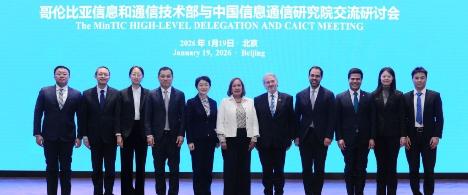 Foto de delegación del Ministerio TIC con funcionarios del gobierno chino