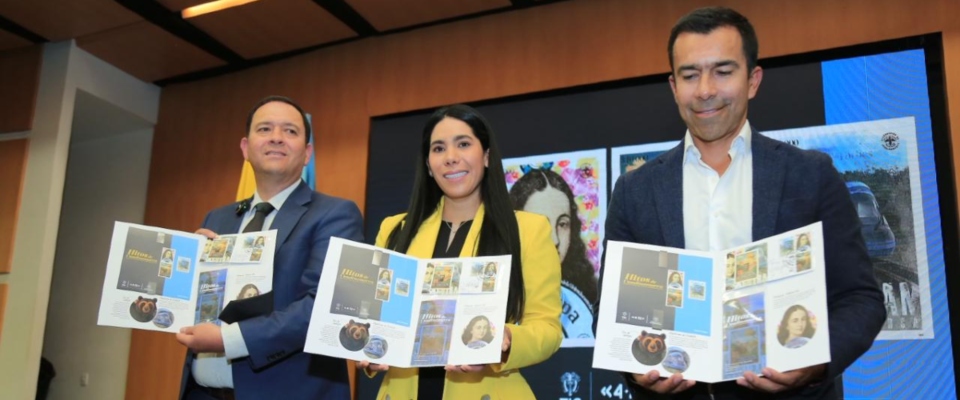 Foto de Ministra TIC y Gobernador de Cundinamarca exponiendo la emisión filatélica