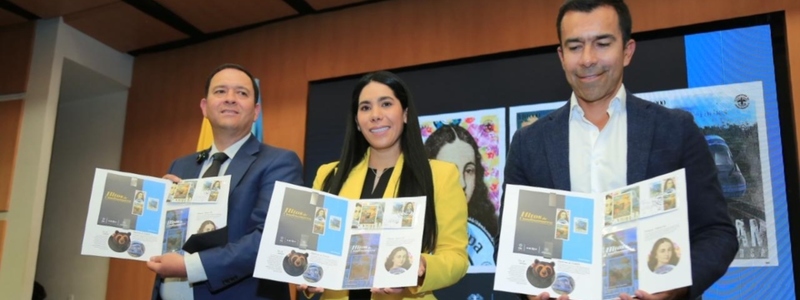 Foto de Ministra TIC y Gobernador de Cundinamarca exponiendo la emisión filatélica