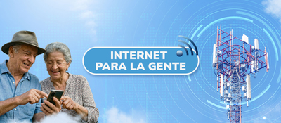 Foto de una pareja de adultos mayores consultando en un teléfono móvil