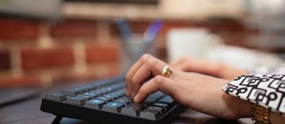 Foto de unas manos sobre un teclado de computador