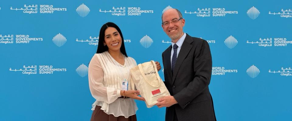 Foto de Ministra TIC con representante de Google