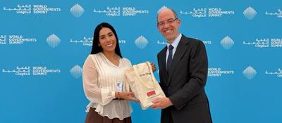 Foto de Ministra TIC con representante de Google