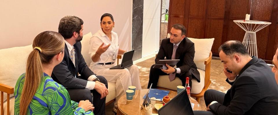 Foto de la Ministra TIC con presidente de ASAN Service de Azerbaiyán