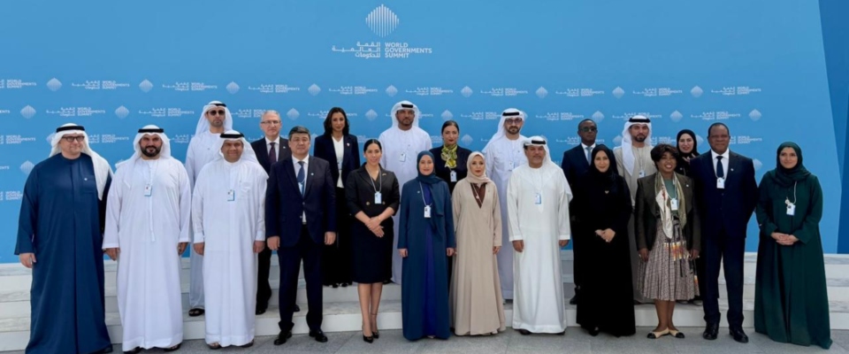 Foto de la minsitra TIC con delegados participantes en el World Governments Summit