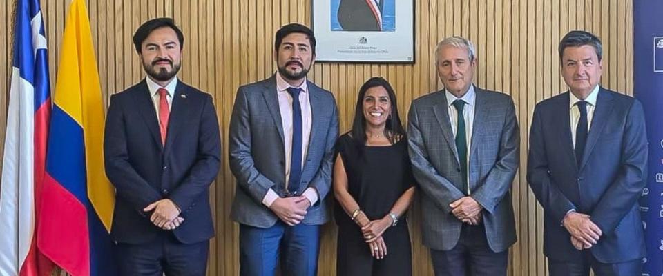 Foto de representantes de gobierno de Chile y Colombia en TIC