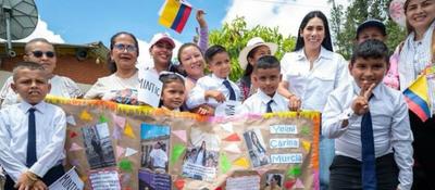 Foto de estudiantes beneficiarios junto a la Ministra TIC