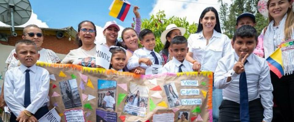 Foto de beneficiarios del programa Internet Seguro con la Ministra TIC