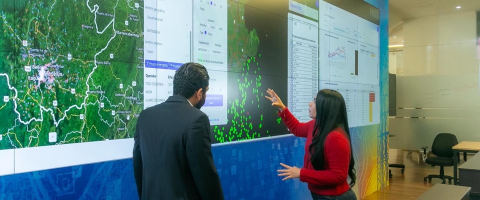 Foto de Ministra TIC en centro de monitoreo