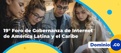 Foto de jóvenes reunidos observando unos documentos