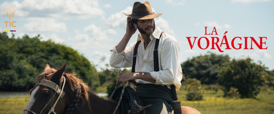 Hombre con sombrero y tirantes cabalga en paisaje selvático; a la derecha el título La Vorágine y logo TIC en la esquina