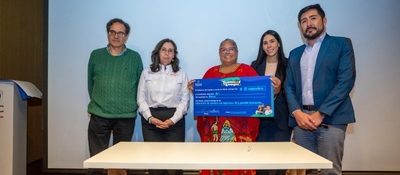 Foto de Ministra TIC, viceministro y beneficiarios