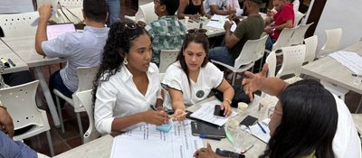 Participantes dialogan en mesa de trabajo durante encuentro territorial en Cartagena para construir la Política de Educación Digital