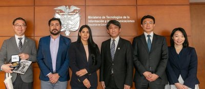 Foto de directivos del Ministerio TIC y del Ministerio de Asuntos Internos y Comunicaciones de Japón