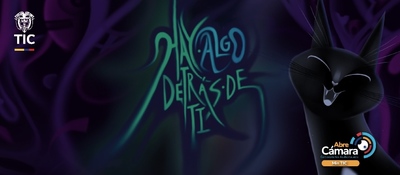 Imagen promocional de la serie animada Hay algo detrás de ti: fondo oscuro, tipografía verde luminosa y un gato negro estilizado junto a los logos de TIC y Abre Cámara