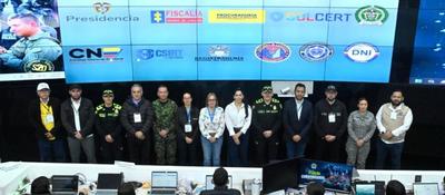 Funcionarios de entidades del Estado y fuerza pública monitorean sistemas tecnológicos electorales desde centro de comando conjunto.