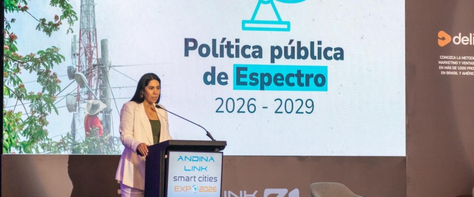 Ministra TIC presenta la Política pública de Espectro 2026–2029 en Andina Link Smart Cities Expo, con antenas de telecomunicaciones en pantalla.