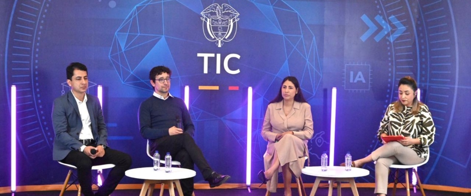 Panel de expertos en escenario del TIC debate sobre innovación, IA y oportunidades del emprendimiento digital ante público y cámaras