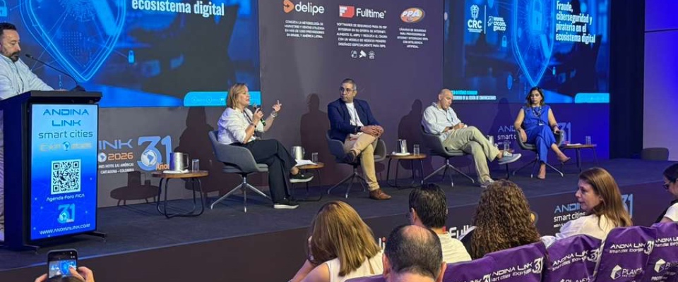 Panel en escenario de Andina Link 2026 donde expertos debaten sobre conectividad, ciberseguridad y confianza digital ante un público.