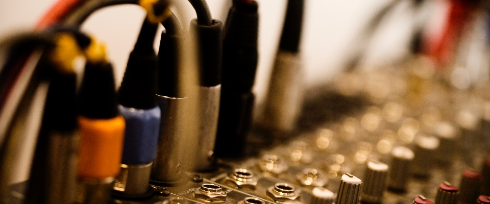 Primer plano de consola de audio con cables conectados. Emisoras de Arauca usan equipos técnicos para aportar al Proceso de Paz.