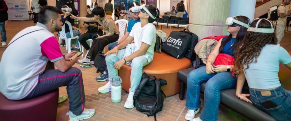 Jóvenes en Manizales prueban gafas de realidad virtual en Colombia 5.0, explorando innovación y el Índice de Transformación Digital.