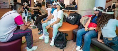Jóvenes en Manizales prueban gafas de realidad virtual en Colombia 5.0, explorando innovación y el Índice de Transformación Digital.