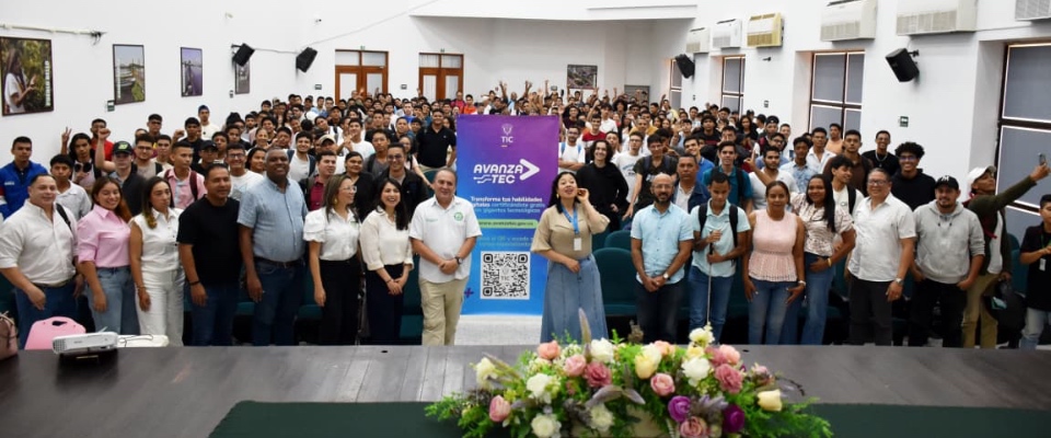 Gran grupo de personas posa en auditorio junto a banner de AvanzaTEC; autoridades y asistentes celebran lanzamiento de formación tecnológica