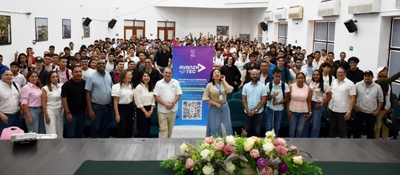 Gran grupo de personas posa en auditorio junto a banner de AvanzaTEC; autoridades y asistentes celebran lanzamiento de formación tecnológica