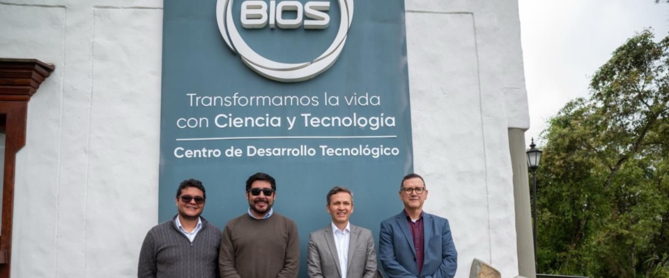 Cuatro hombres posan frente a un edificio con logo BIOS y texto sobre ciencia y tecnología, destacando impulso del MinTIC a su transformación.