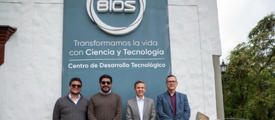Cuatro hombres posan frente a un edificio con logo BIOS y texto sobre ciencia y tecnología, destacando impulso del MinTIC a su transformación.