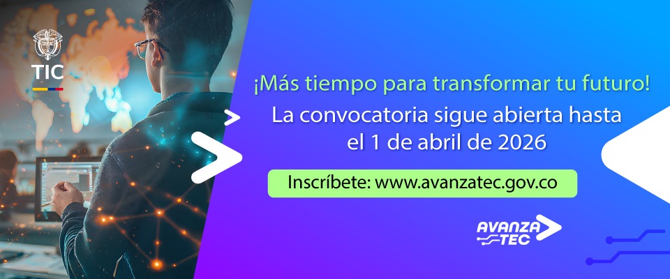 Persona usando computador con mapas y datos. Aviso promociona AvanzaTEC y extensión de inscripciones hasta abril de 2026.