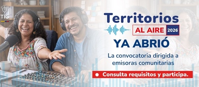 Dos locutores sonríen con audífonos frente a micrófonos en cabina radial. Texto invita a conocer convocatoria Territorios al Aire 2026