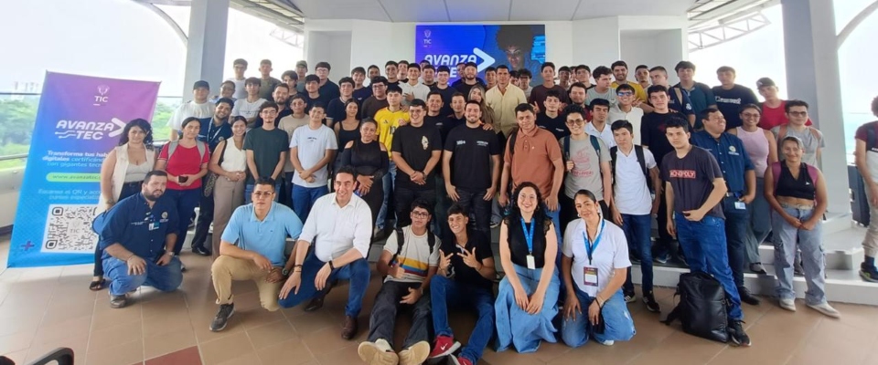 Estudiantes y formadores reunidos en sede educativa posan para foto grupal junto a aviso de AvanzaTEC, símbolo de capacitación tecnológica