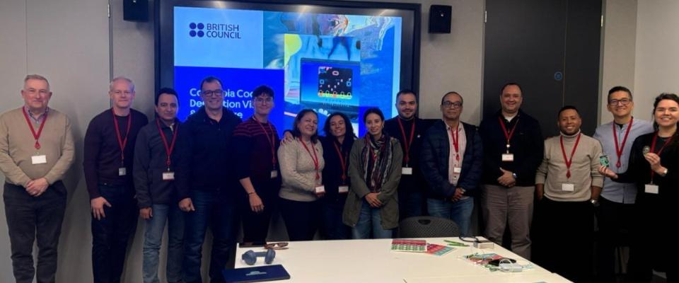 Foto estilizadas en tonos azul y rojo, acompañada de bloques de texto que sugieren educación digital.