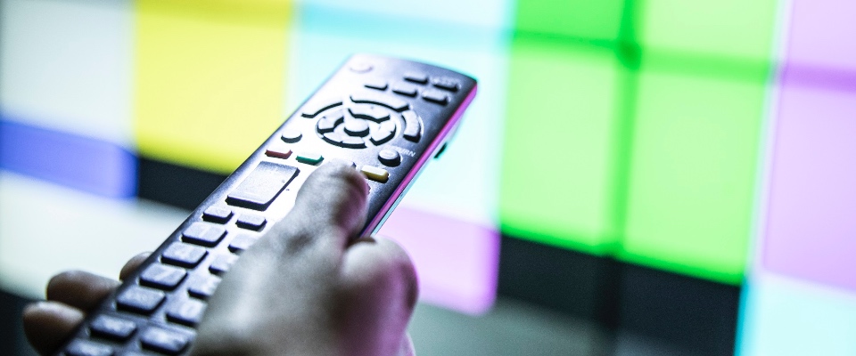 imagen de una mano en perspectiva usando un control remoto